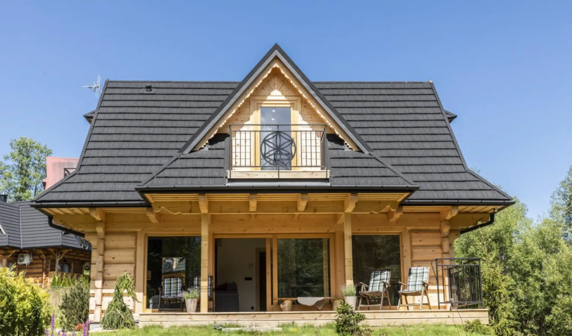 Zakopane Ostoja — dom na zboczu Bachledzkiego Wierchu o zachodzie słońca